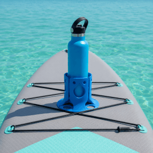 SUP board üzerinde mavi şişe ve suluk tutucu